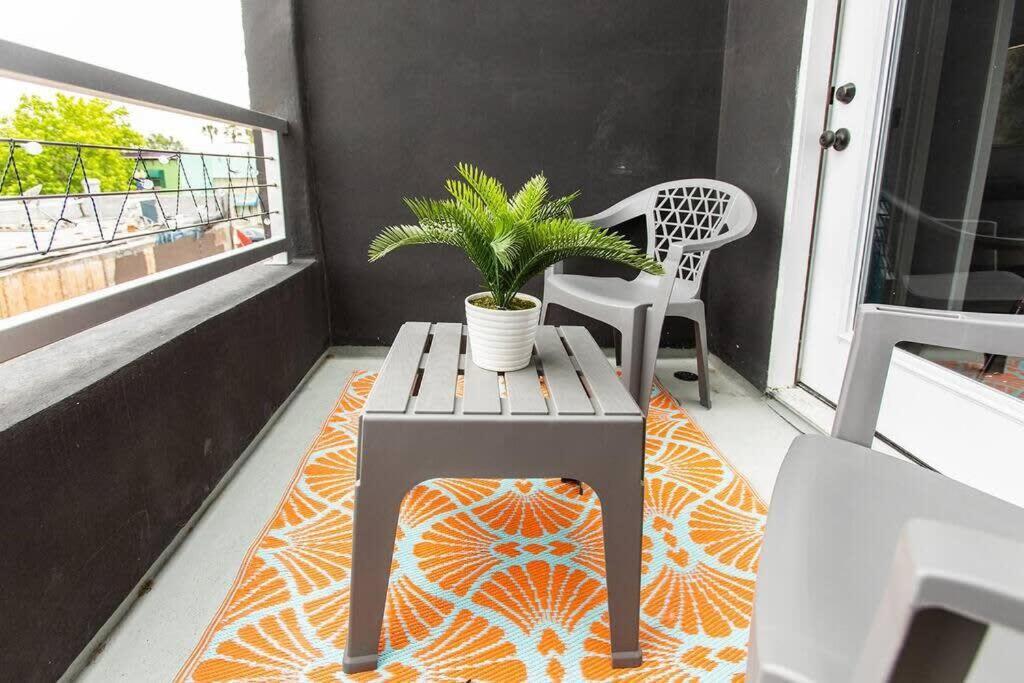 Restaurants-Pets-Professionals-Fastwifi-A C-Patios Apartment Сан Диего Екстериор снимка