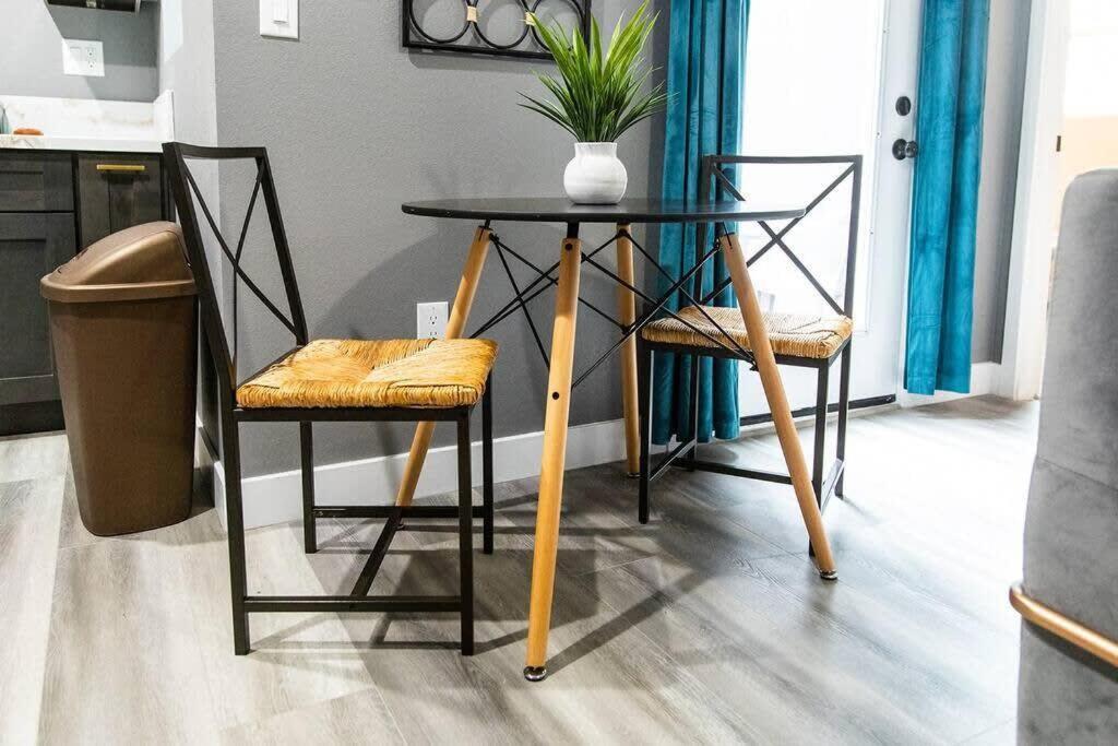 Restaurants-Pets-Professionals-Fastwifi-A C-Patios Apartment Сан Диего Екстериор снимка