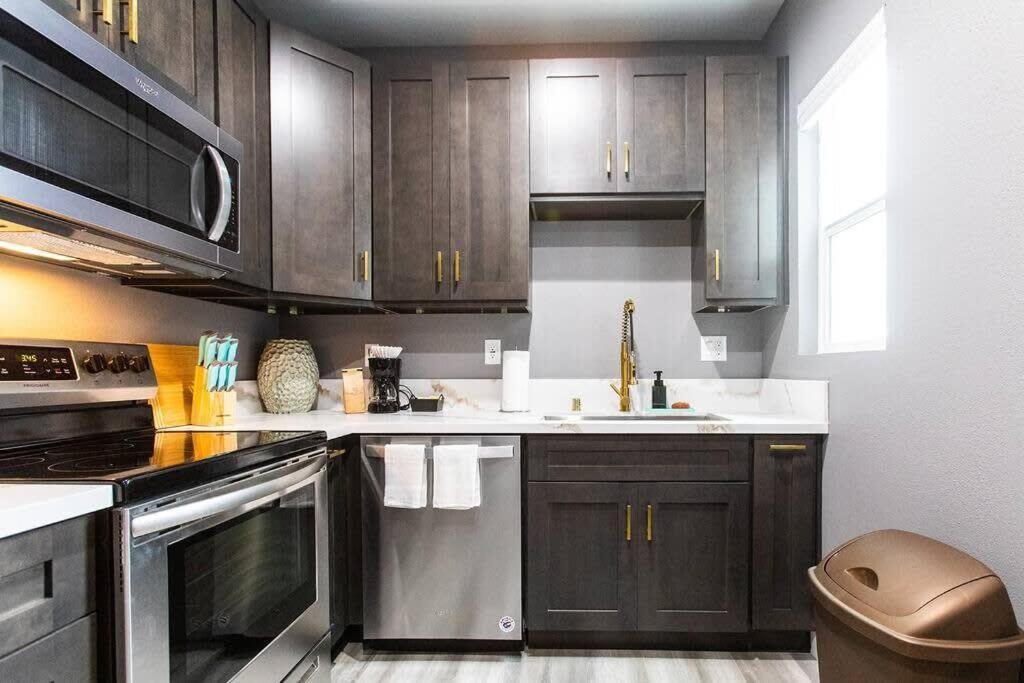 Restaurants-Pets-Professionals-Fastwifi-A C-Patios Apartment Сан Диего Екстериор снимка