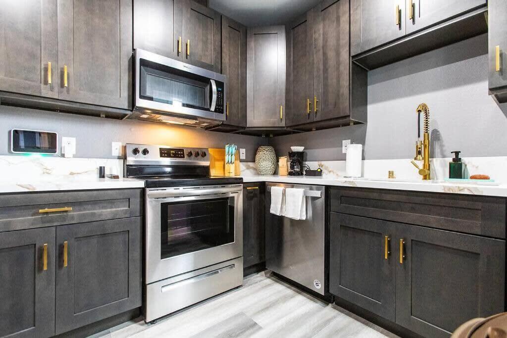 Restaurants-Pets-Professionals-Fastwifi-A C-Patios Apartment Сан Диего Екстериор снимка