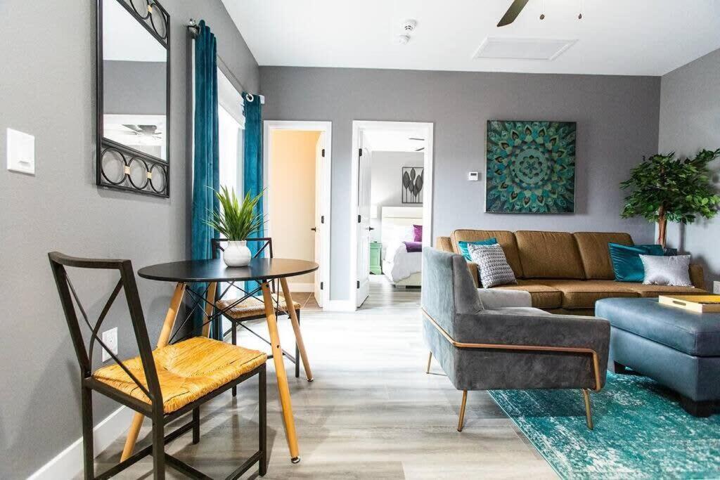 Restaurants-Pets-Professionals-Fastwifi-A C-Patios Apartment Сан Диего Екстериор снимка