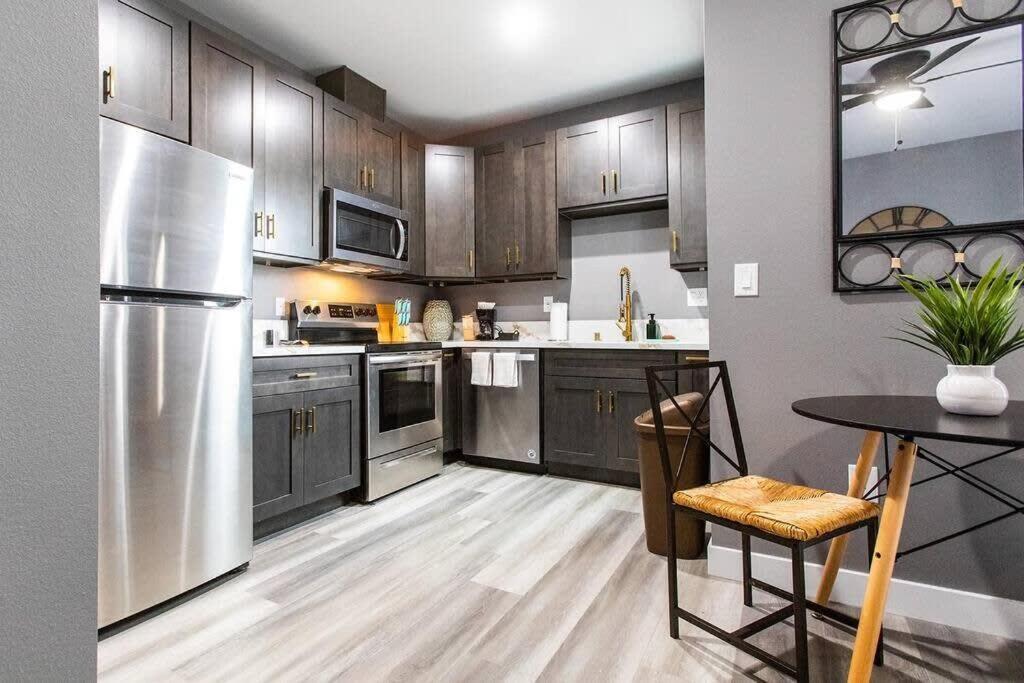 Restaurants-Pets-Professionals-Fastwifi-A C-Patios Apartment Сан Диего Екстериор снимка